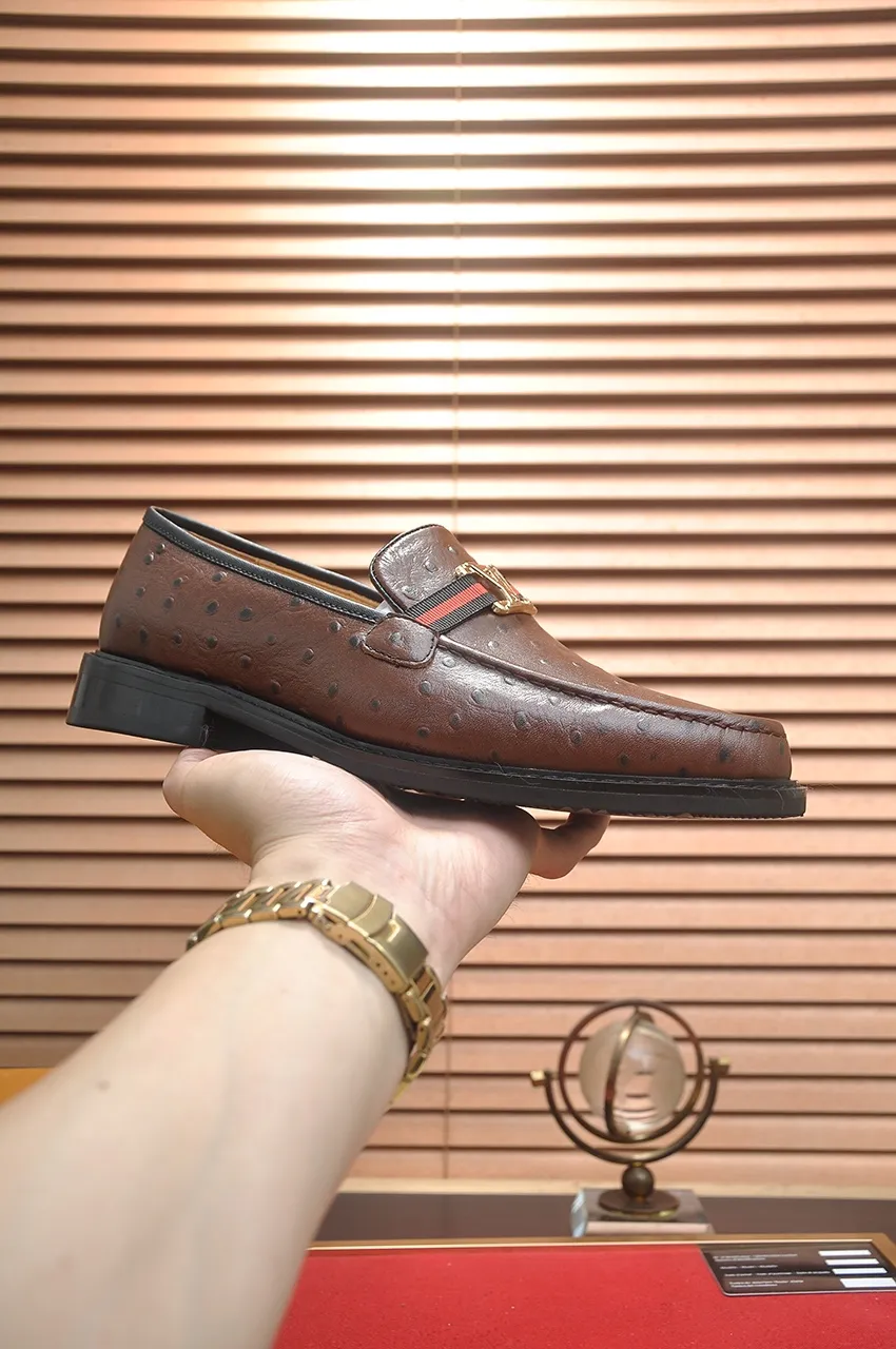 Men's men's shoes 💰460💶 [LV] (original single cowhide lining) 🍀LV's latest genuine leather business suit shoes are launched simultaneously on the official website. The first-layer cowhide imported from Italy is made of heavy gold, 💥1:1 rubber outsole from the official website. Versatile to wear, high-end without losing class, and the color combination is extraordinary. This four-season style is alluring when worn on your feet, showing off your big-name flair. Standard code 38-45 (45 customized)